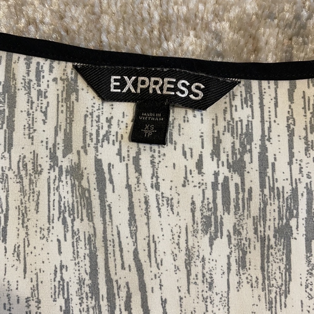 Express Blouse - Picture 2 of 4